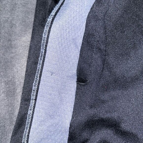 Men’s 3xb tech gear athletic shorts-see all photos/ 2 small pulls in fabric - Picture 2 of 3